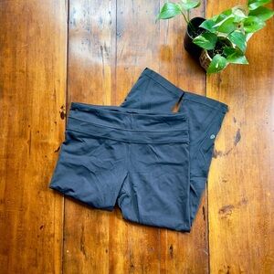 lululemon crop black legging zipper pocket on back